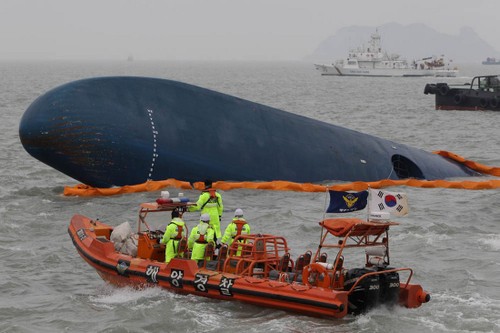 First bodies of South Korean capsized ferry found - ảnh 1